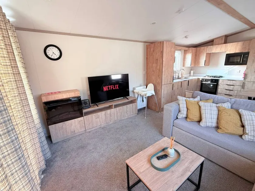 Cabin Sleeps 6 with Parking and Balcony - Image 1