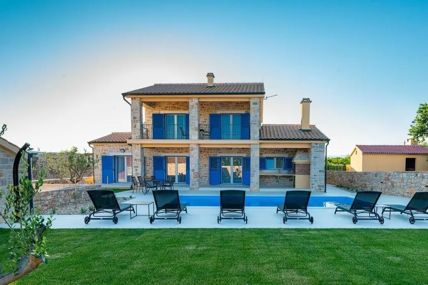 Villa with terrace - Image 1
