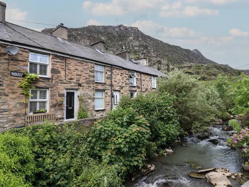 Family-oriented cottage with terrace | Pet-friendly - Image 1
