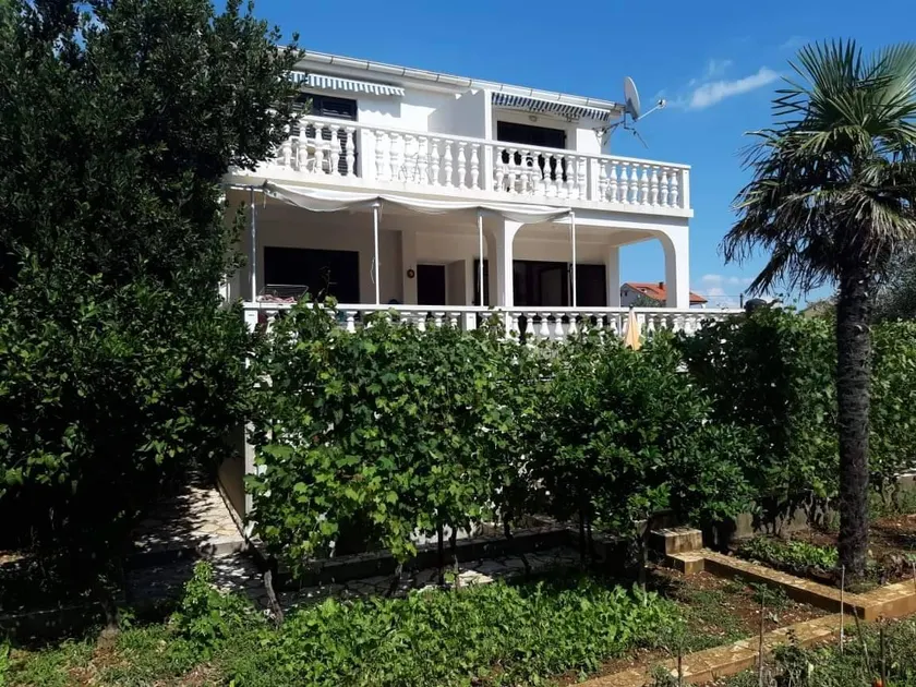 Beautiful apartment with terrace, garden & BBQ - Image 1