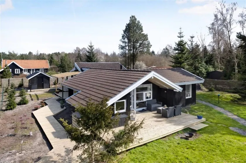 Fully equipped big house with jacuzzi, garden & terrace | Next to the beach - Image 1
