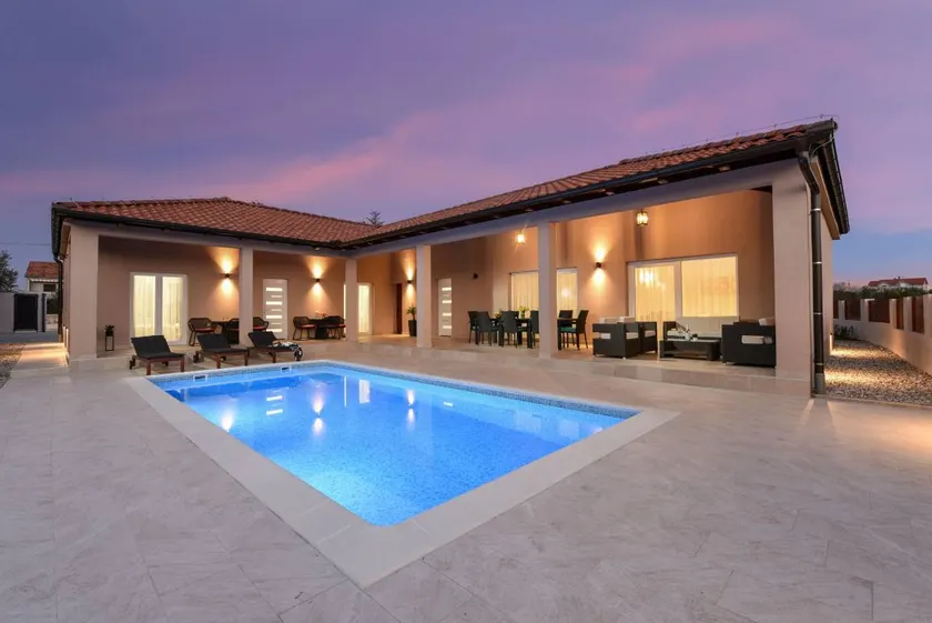 Villa with BBQ, terrace & private pool - Image 1