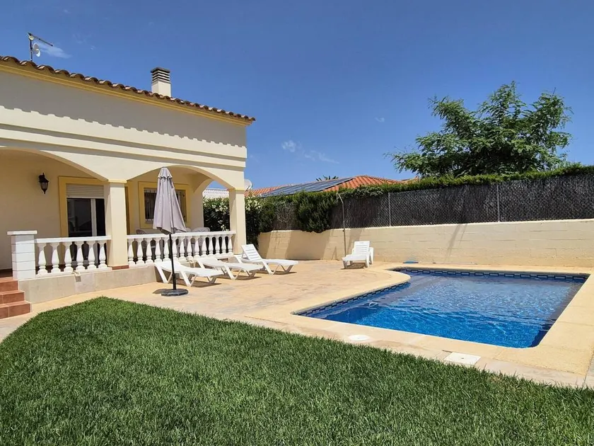 Holiday home with private pool & garden - Image 1