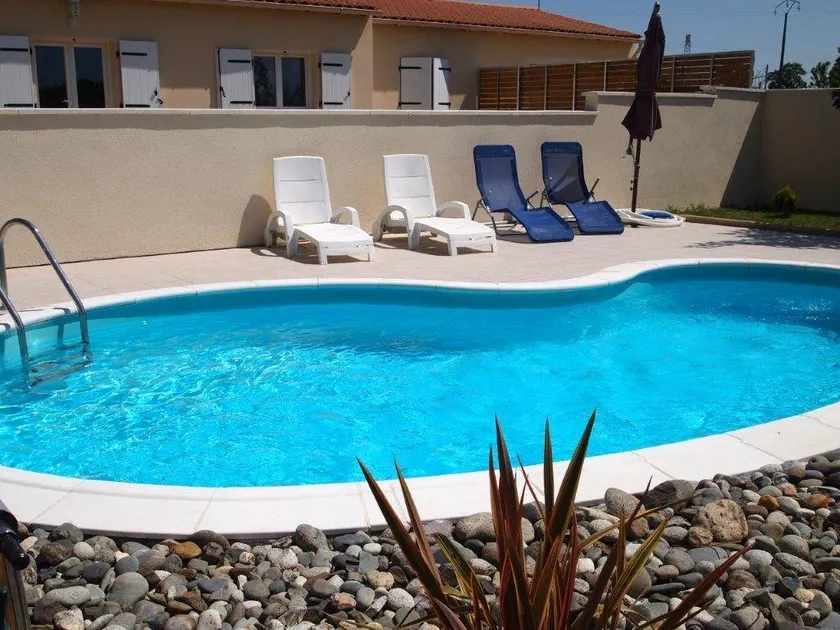 Family-oriented house with garden, barbecue & private pool | Pool view | Pets allowed - Image 1