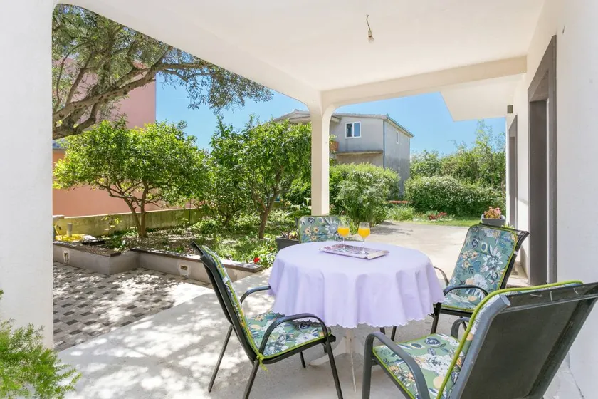 Apartamento vacacional con barbacoa, terraza y jardín - Image 1
