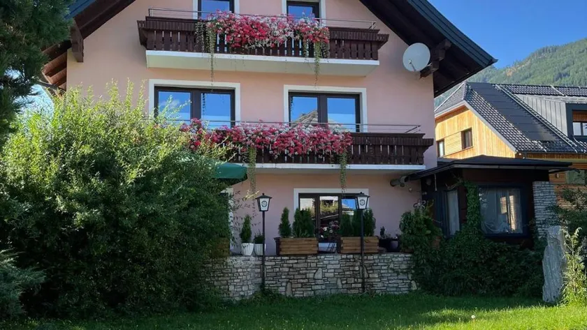 Apartment with garden & terrace | Garden view - Image 1