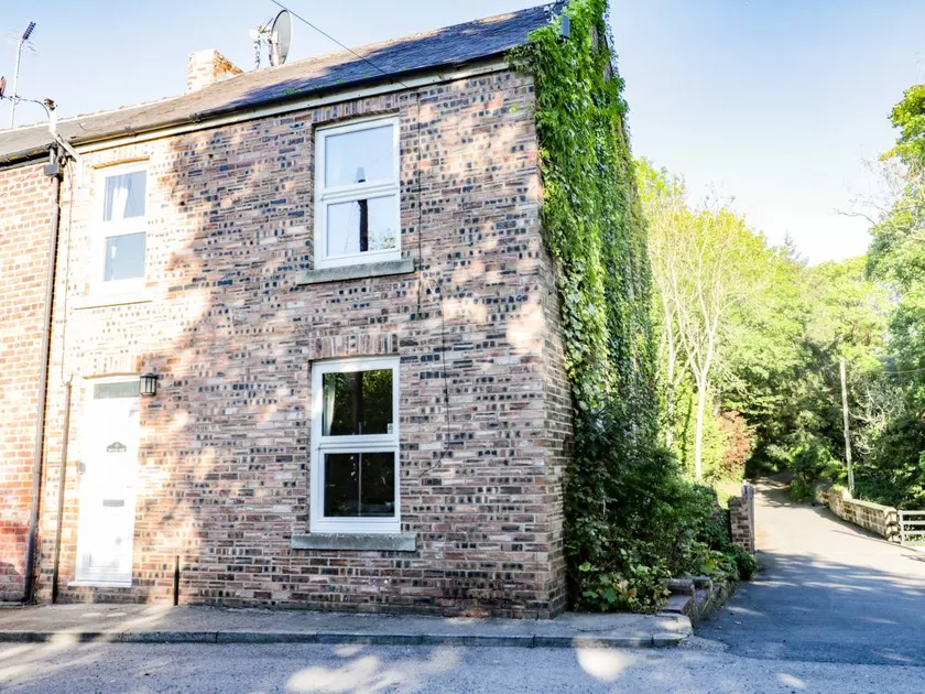Children-friendly cottage with garden, terrace & hot tub | Beach view | Dogs allowed - Image 1
