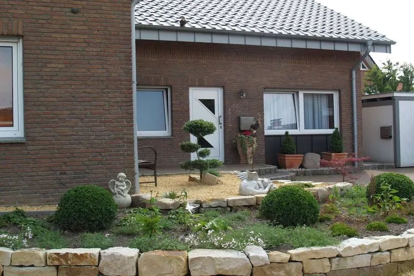 House with garden - Image 1