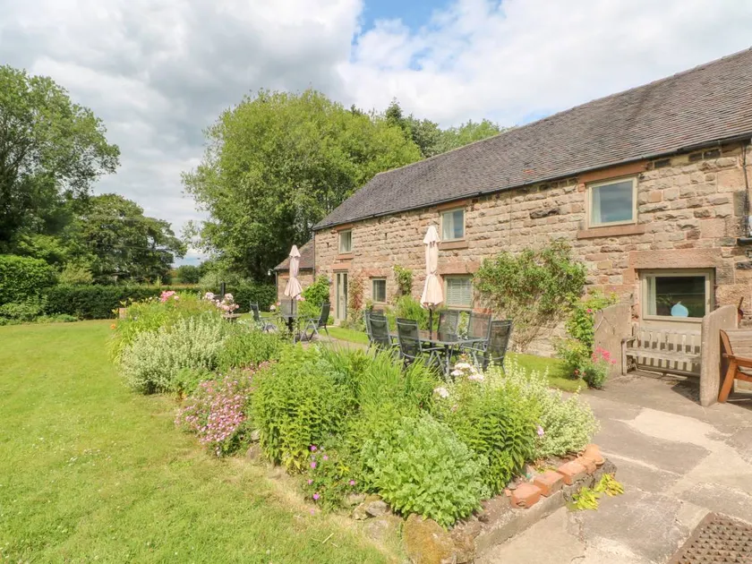 Children-friendly cottage with garden & hot tub - Image 1