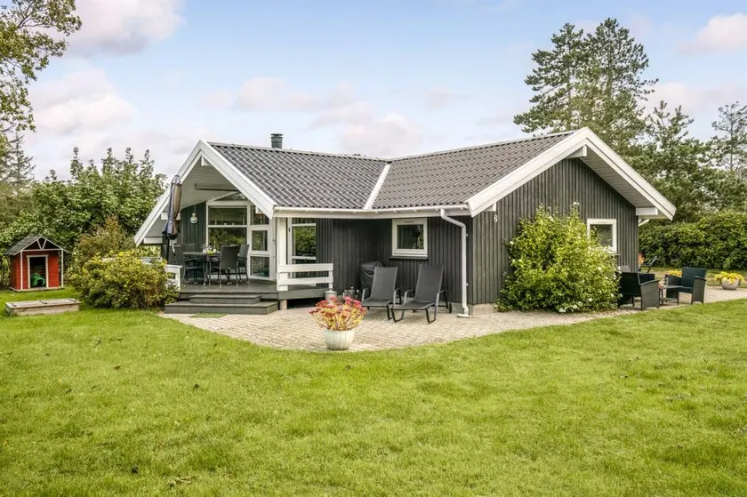 Holiday home with garden, terrace & jacuzzi - Image 1