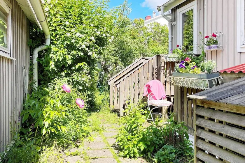 Holiday home with garden & sauna - Image 1