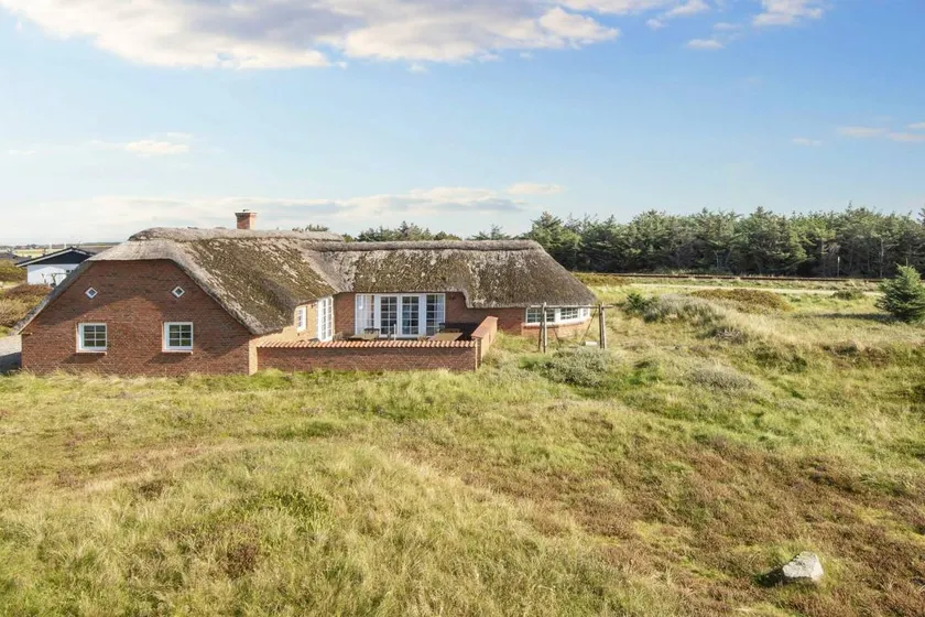 Holiday home with sauna & pool - Image 1