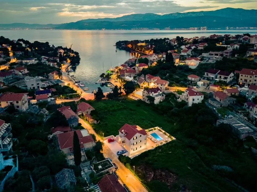 Comfortable and spacious house with terrace and sea view Splitska, Brač (K-23815) - Image 1