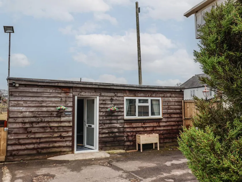 Cottage with garden - Image 1