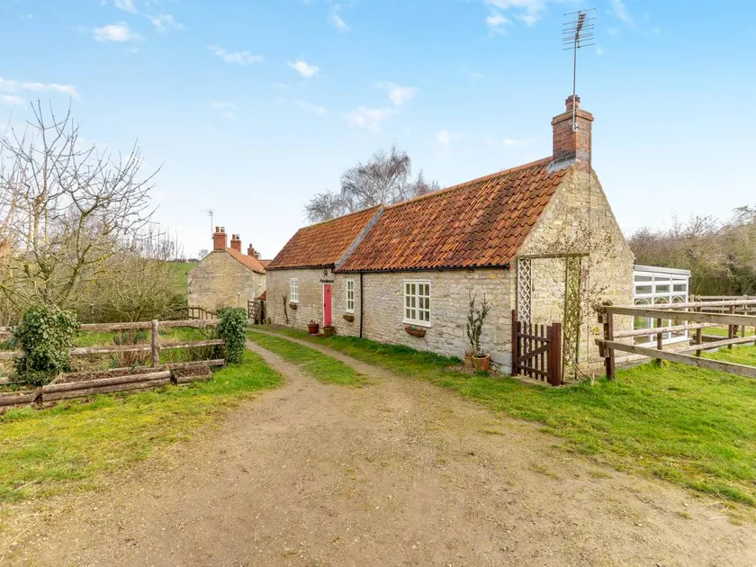 Cottage with barbecue & garden | River view - Image 1