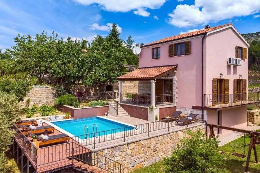 Family-friendly villa with private pool, barbecue & garden | Mountain view | Pet-friendly - Image 1