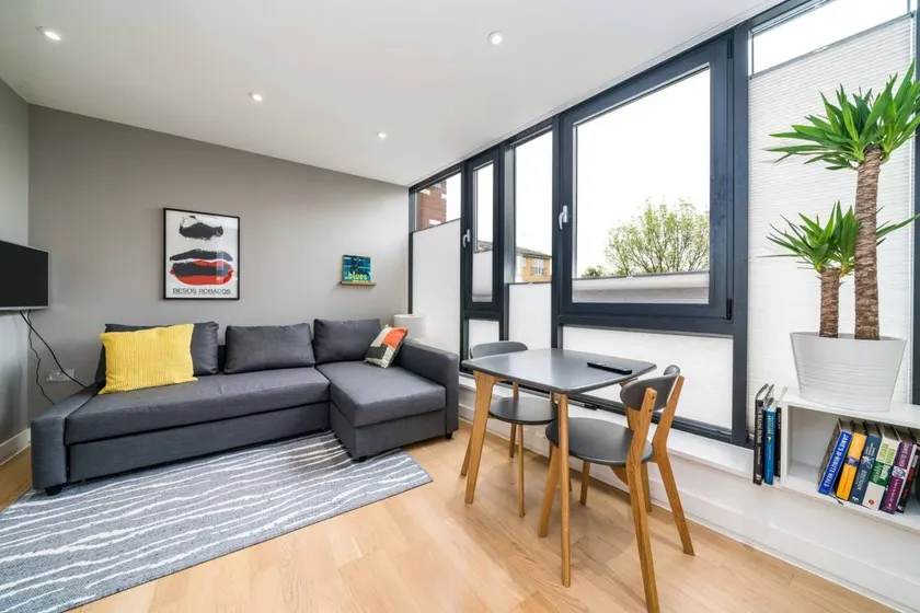 Stylish Flat by Victoria Park - Image 1