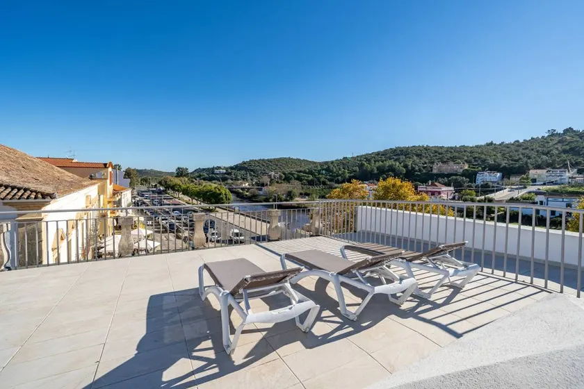 Appartement de vacances convivial et familial avec terrasse, internet haut débit et piscine | Vue ville | Parfait pour le travail à distance - Image 1