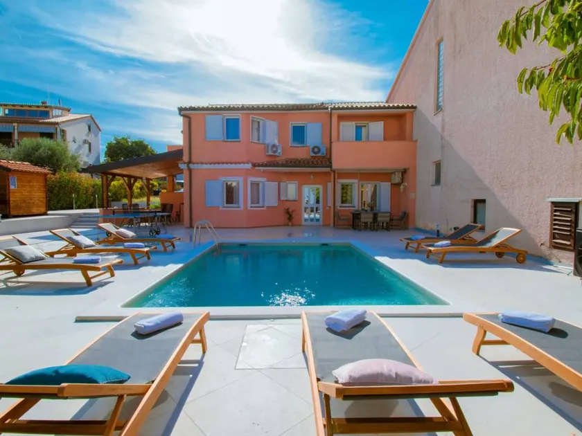 Casa con terraza, jardín y piscina privada - Image 1
