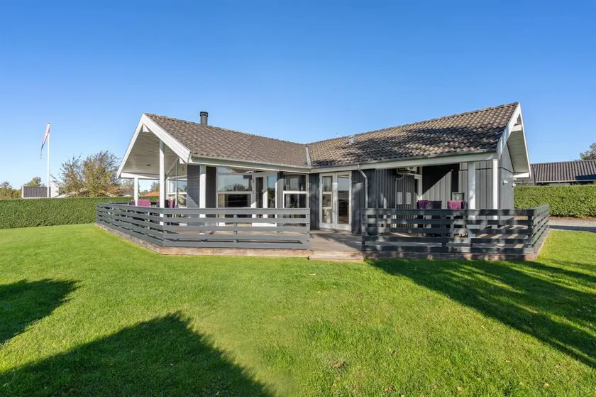 Children-friendly holiday home with hot tub, terrace & garden | Pets are welcome - Image 1