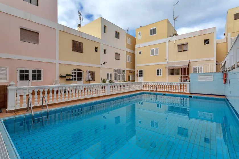 Apartment with pool & garden - Image 1