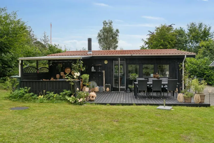Holiday home with barbecue, garden & terrace - Image 1