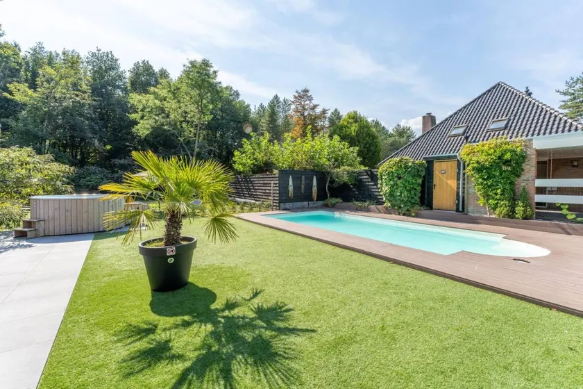 Maison avec piscine, sauna et terrasse - Image 1