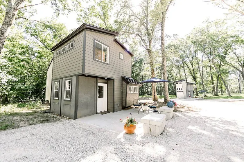Secluded Tiny House near Owensville, Missouri - Ideal for a Glamping Vacation with Family and Friends - Image 1