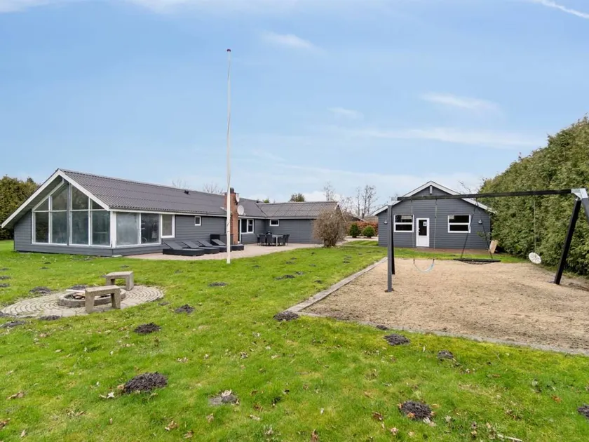 Holiday home with terrace, private pool & barbeque - Image 1