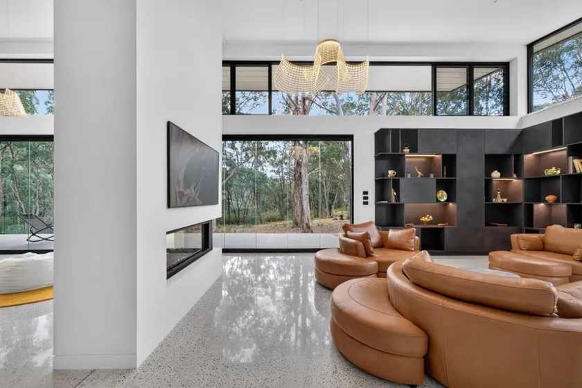 Luxury Nature-Surrounded Estate House With Pool - Image 1