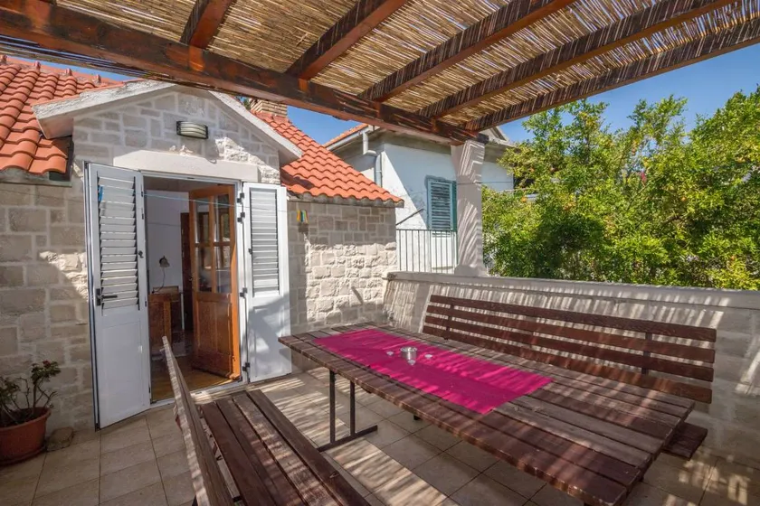 Holiday home with barbecue & garden - Image 1