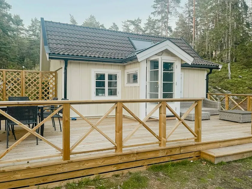 Cabin with private beach at Ingarö - Image 1