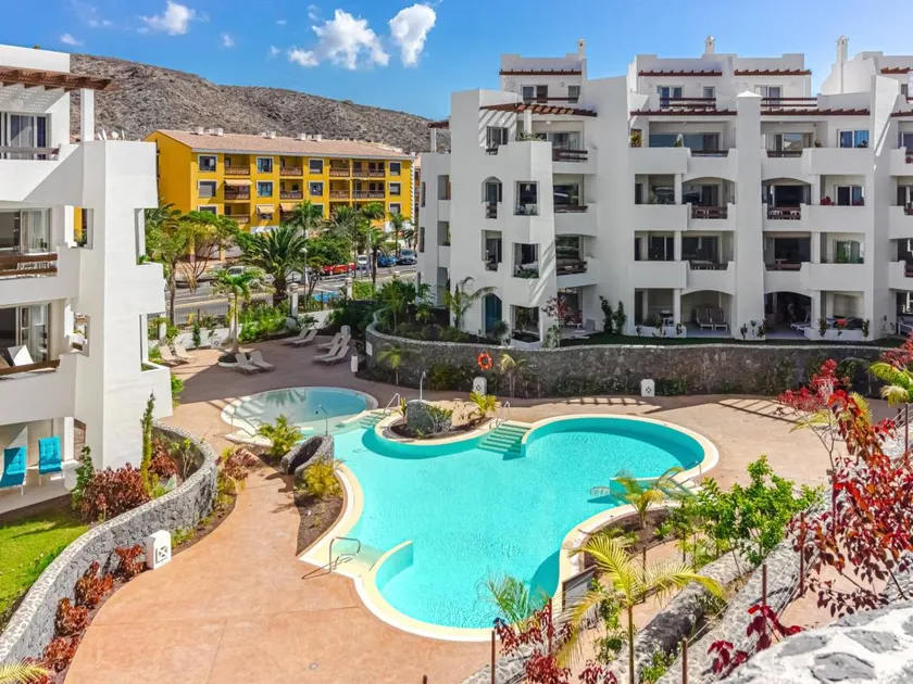 Spacious apartment with private garden in Palm Mar - Image 1