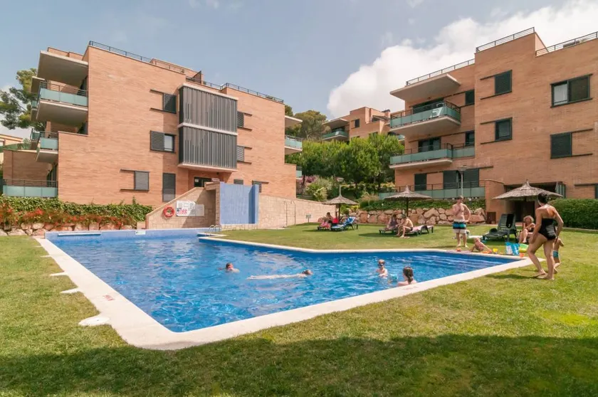 Apartment with pool & terrace - Image 1