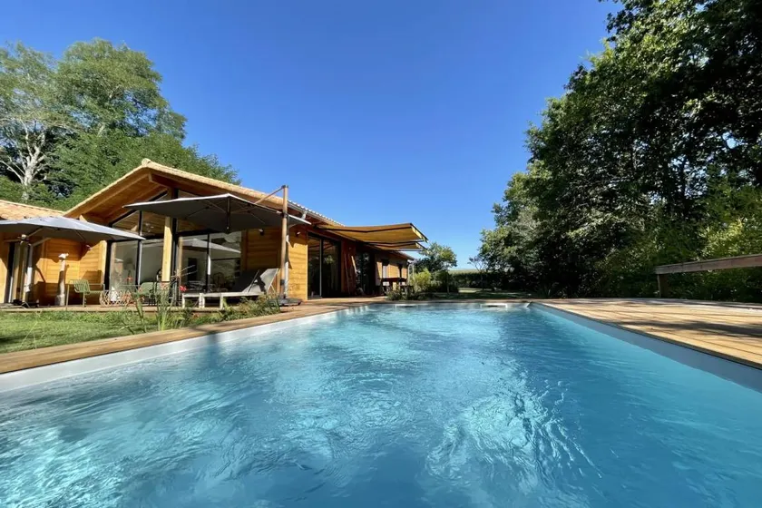 Maison avec terrasse, jardin et piscine privée - Image 1