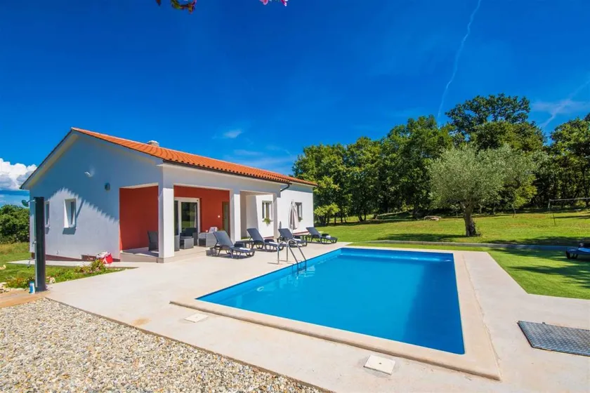 Family-oriented letting with barbecue, pool & garden | Pool view - Image 1