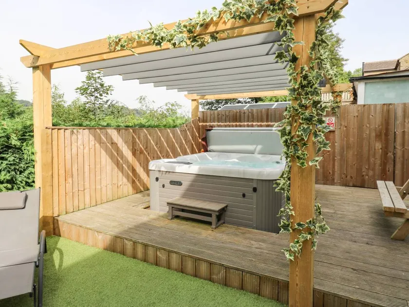 Cottage with garden & hot tub - Image 1