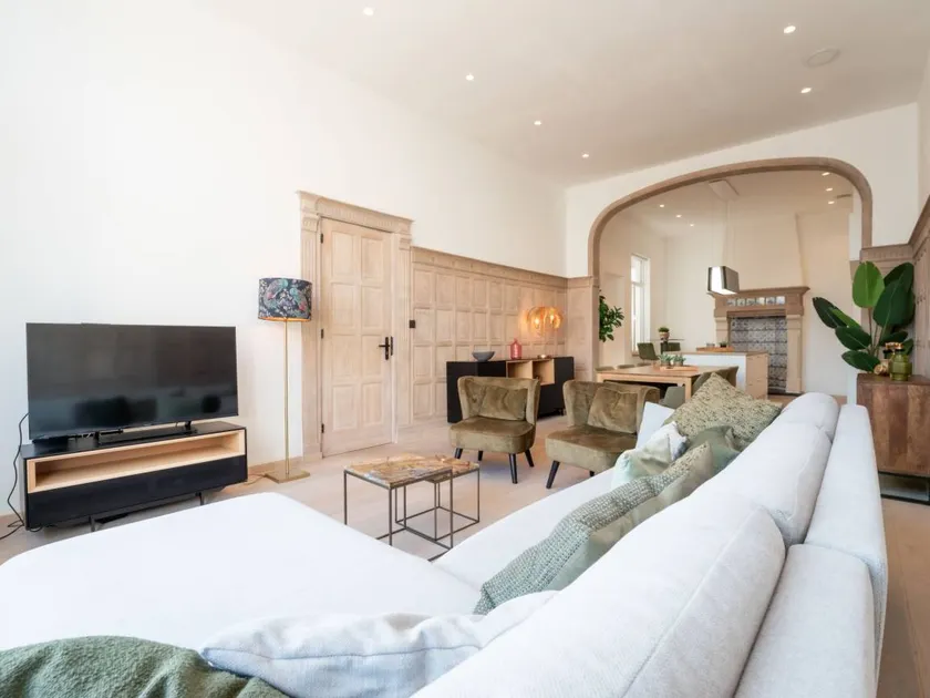 Beautifully decorated apartment in authentic town house near the beach - Image 1