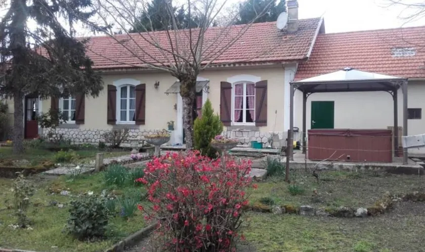 Grande maison entièrement équipée avec jardin, terrasse et jacuzzi | Vue jardin | Avec animaux admis - Image 1