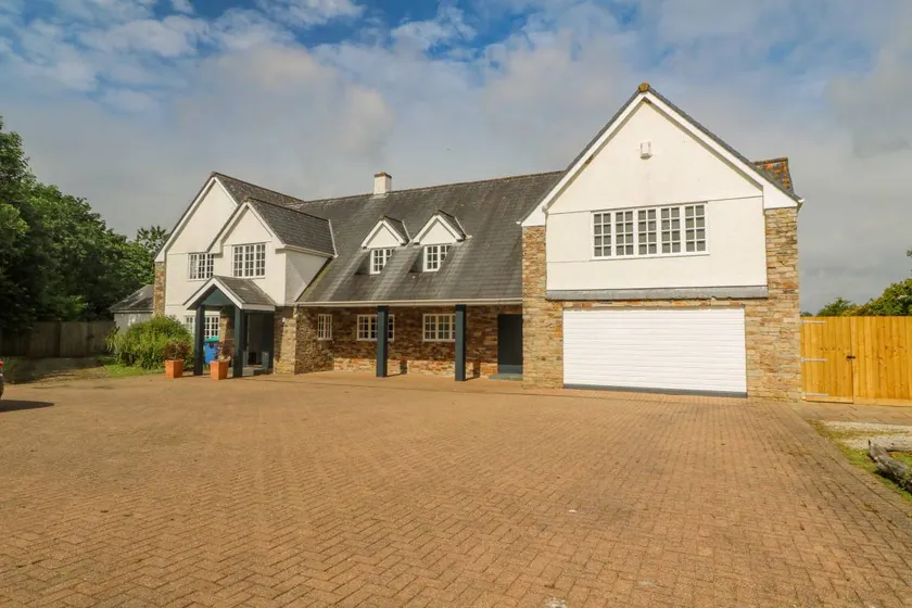 Cottage with hot tub & garden - Image 1