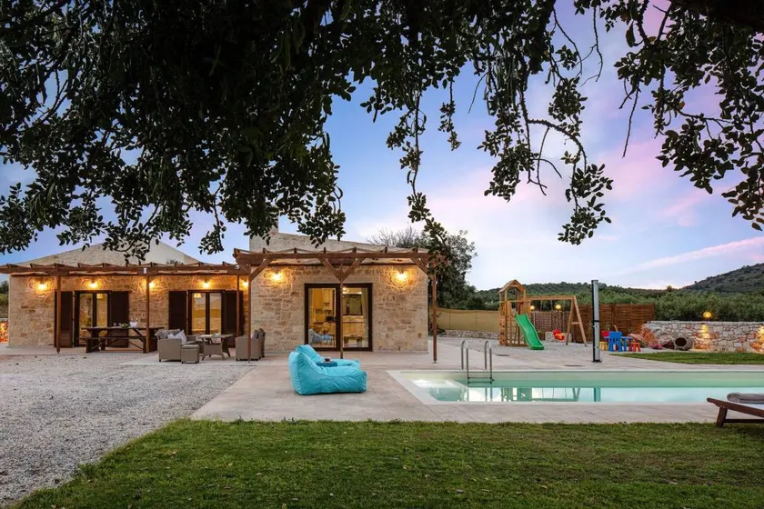 Beautiful Villa with Garden, 38sqm Pool and BBQ! - Image 1