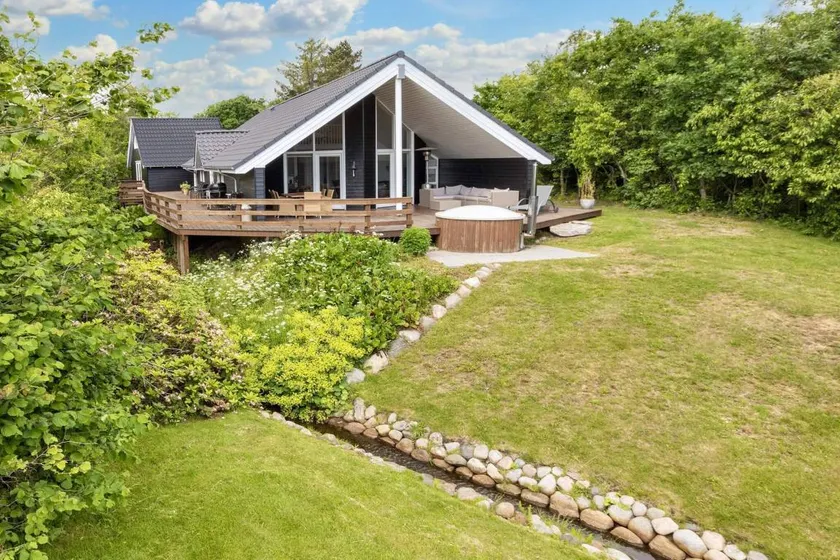 Fully equipped house with BBQ, terrace & garden | Water view | Pet-friendly - Image 1