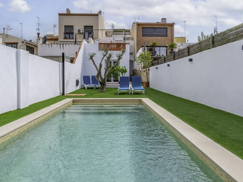 Family-friendly holiday home with garden, barbeque & private pool | Beach nearby | Suitable for remote work - Image 1