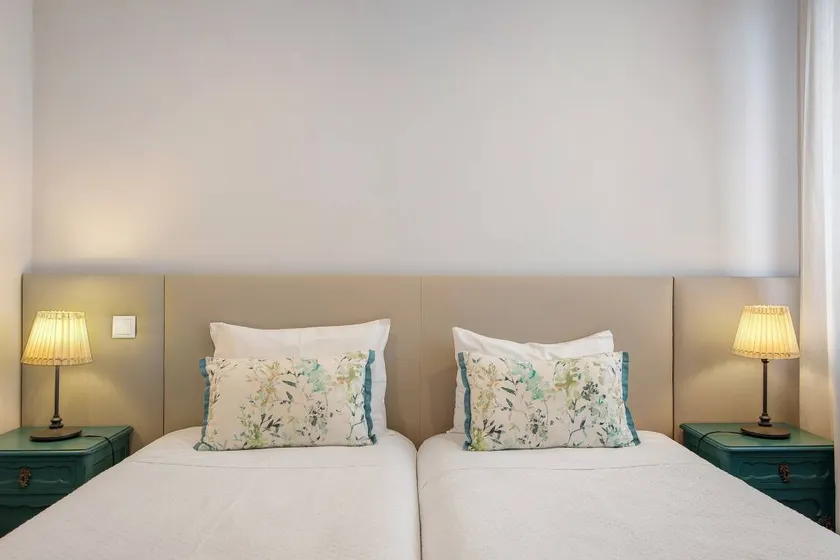 Chambre privée avec terrasse, jardin et piscine | Vue jardin - Image 1