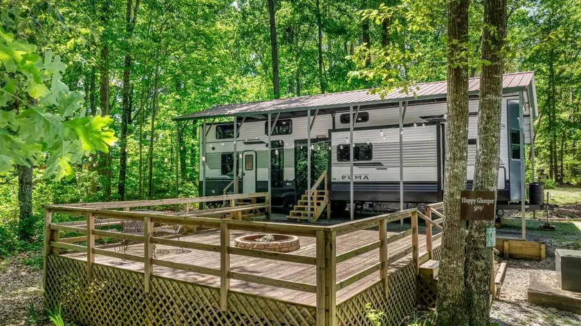 Peaceful Caravan Retreat with Large Private Deck and Fire Pit in Alabama - Image 1