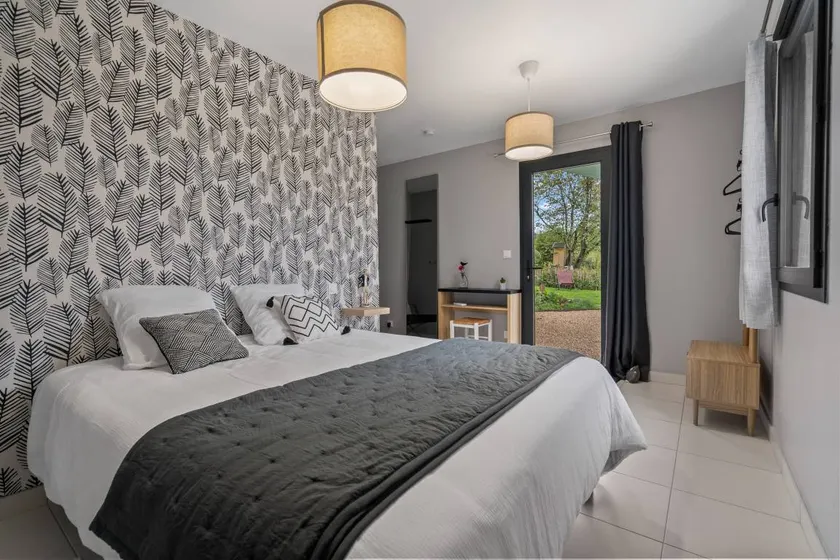 Chambre privée adaptée aux familles avec internet haut débit, jardin et barbecue | Vue jardin | Parfaite pour le travail à distance - Image 1