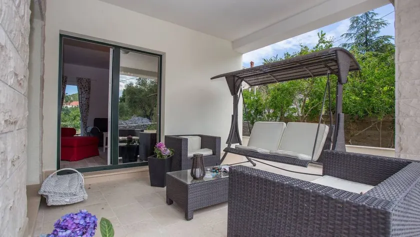 Holiday home with barbecue & terrace - Image 1