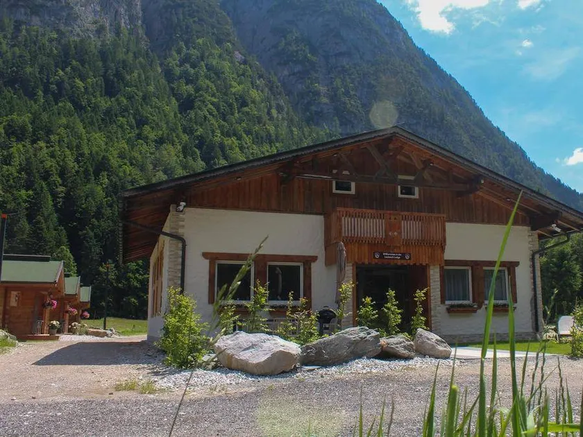 Chalet with heated pool - Image 1