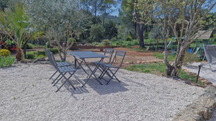 Holiday home with barbeque & garden - Image 1