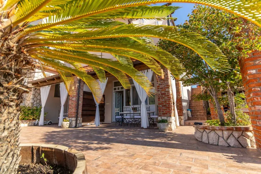 Holiday apartment with barbecue, terrace & garden - Image 1